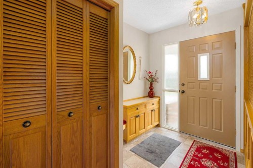 40 Thornlee Crescent Nw, Calgary, AB - Indoor Photo Showing Other Room