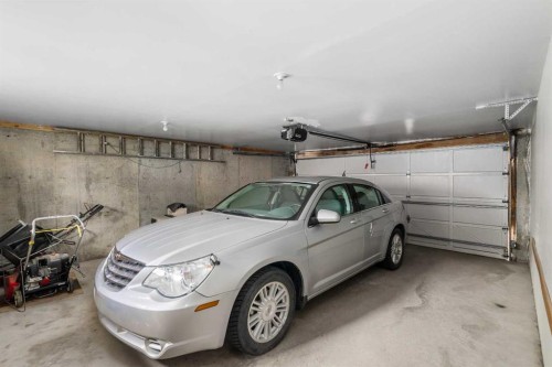 40 Thornlee Crescent Nw, Calgary, AB - Indoor Photo Showing Garage
