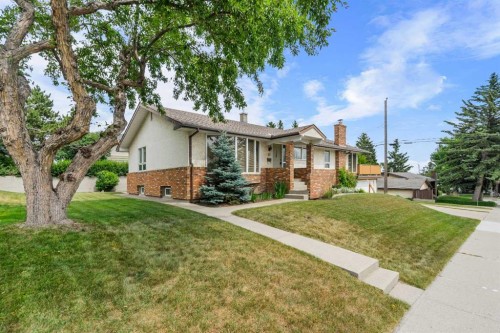 40 Thornlee Crescent Nw, Calgary, AB - Outdoor With Facade