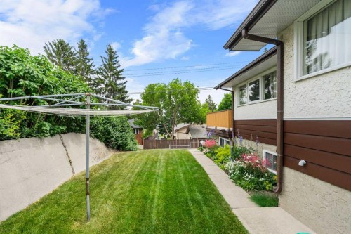 40 Thornlee Crescent Nw, Calgary, AB - Outdoor With Exterior
