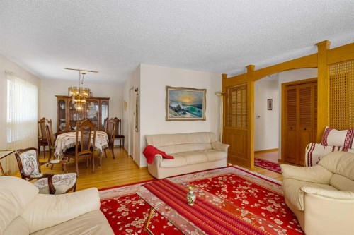 40 Thornlee Crescent Nw, Calgary, AB - Indoor Photo Showing Living Room