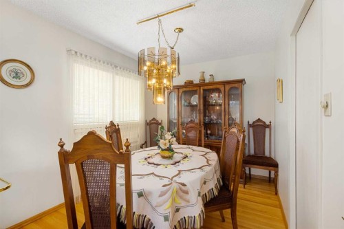 40 Thornlee Crescent Nw, Calgary, AB - Indoor Photo Showing Dining Room