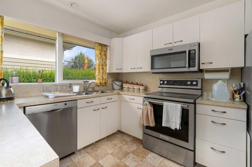 40 Thornlee Crescent Nw, Calgary, AB - Indoor Photo Showing Kitchen With Double Sink