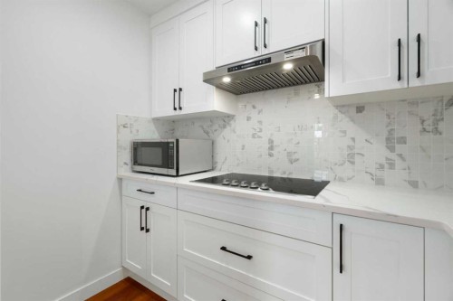 8 Coulee Park Sw, Calgary, AB - Indoor Photo Showing Kitchen