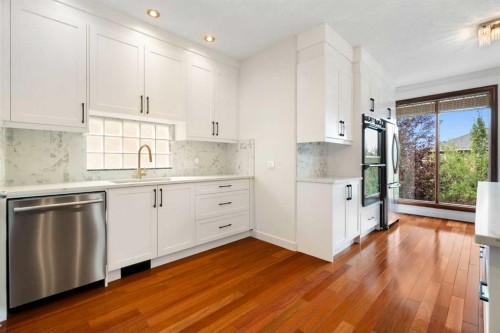8 Coulee Park Sw, Calgary, AB - Indoor Photo Showing Kitchen
