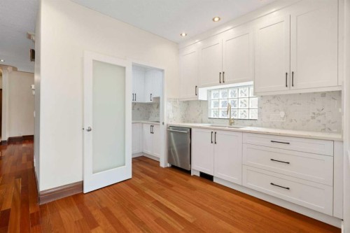 8 Coulee Park Sw, Calgary, AB - Indoor Photo Showing Kitchen