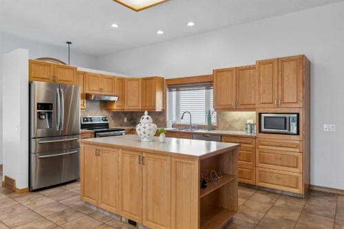 246 Mt Lorette Place Se, Calgary, AB - Indoor Photo Showing Kitchen