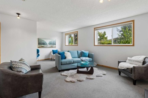 246 Mt Lorette Place Se, Calgary, AB - Indoor Photo Showing Living Room