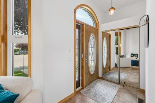 246 Mt Lorette Place Se, Calgary, AB - Indoor Photo Showing Other Room