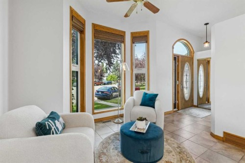 246 Mt Lorette Place Se, Calgary, AB - Indoor Photo Showing Living Room