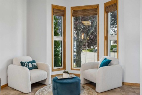 246 Mt Lorette Place Se, Calgary, AB - Indoor Photo Showing Living Room