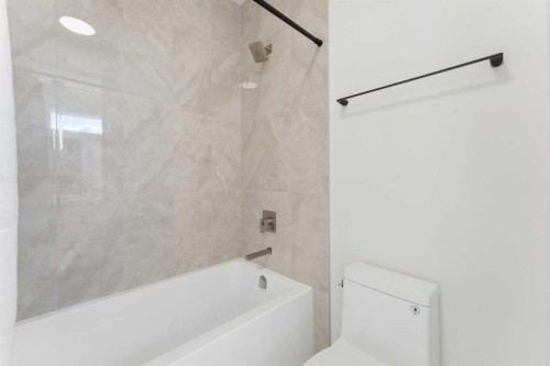 507 Waterford Rise, Chestermere, AB - Indoor Photo Showing Bathroom