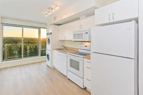 713-30 Brentwood Common Nw, Calgary, AB - Indoor Photo Showing Kitchen