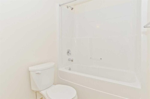 713-30 Brentwood Common Nw, Calgary, AB - Indoor Photo Showing Bathroom