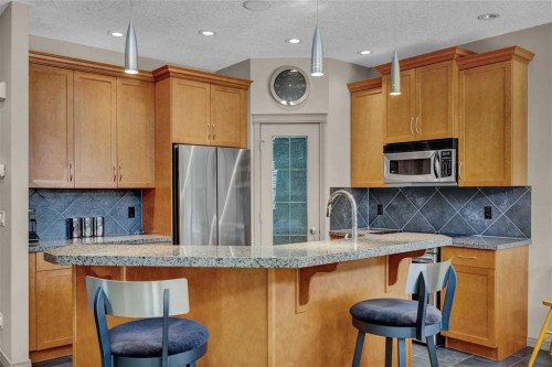 146 Springborough Point Sw, Calgary, AB - Indoor Photo Showing Kitchen