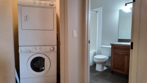 1103-105 Railway Avenue Sw, Airdrie, AB - Indoor Photo Showing Laundry Room