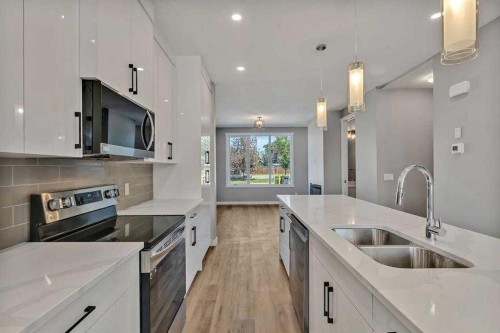 28A Green Meadow Crescent, Strathmore, AB - Indoor Photo Showing Kitchen With Double Sink With Upgraded Kitchen