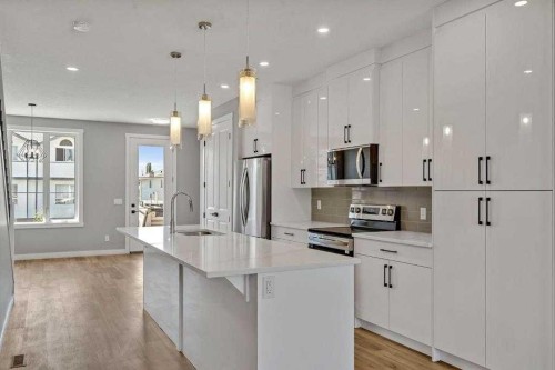 28A Green Meadow Crescent, Strathmore, AB - Indoor Photo Showing Kitchen With Upgraded Kitchen