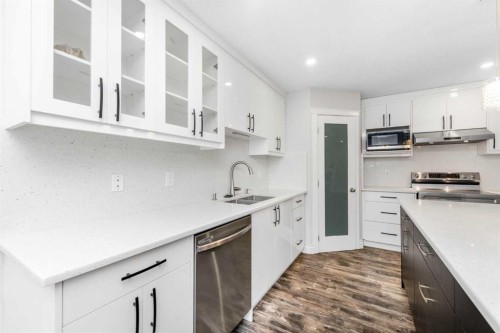 192 Cove Rise Rise, Chestermere, AB - Indoor Photo Showing Kitchen With Double Sink With Upgraded Kitchen