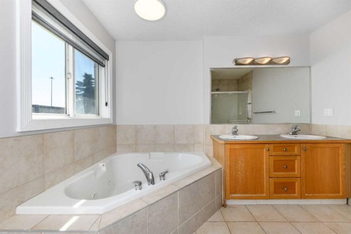 192 Cove Rise Rise, Chestermere, AB - Indoor Photo Showing Bathroom