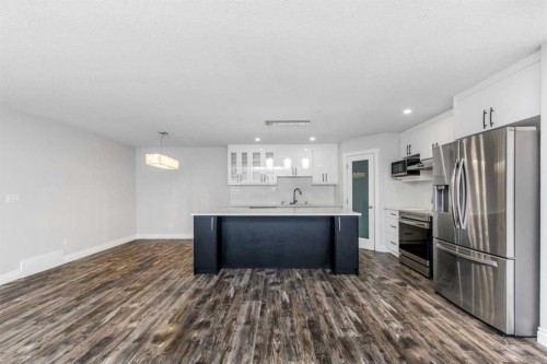 192 Cove Rise Rise, Chestermere, AB - Indoor Photo Showing Kitchen