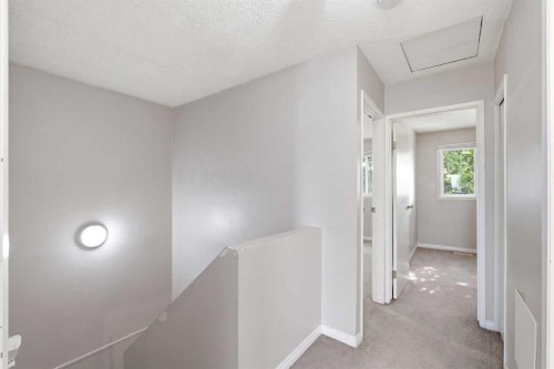 20 Georgian Villas Ne, Calgary, AB - Indoor Photo Showing Other Room