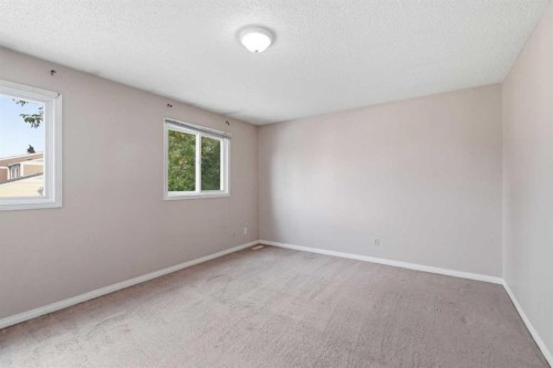 20 Georgian Villas Ne, Calgary, AB - Indoor Photo Showing Other Room
