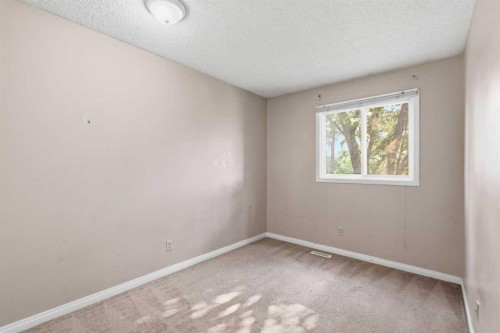 20 Georgian Villas Ne, Calgary, AB - Indoor Photo Showing Other Room