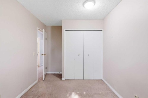 20 Georgian Villas Ne, Calgary, AB - Indoor Photo Showing Other Room