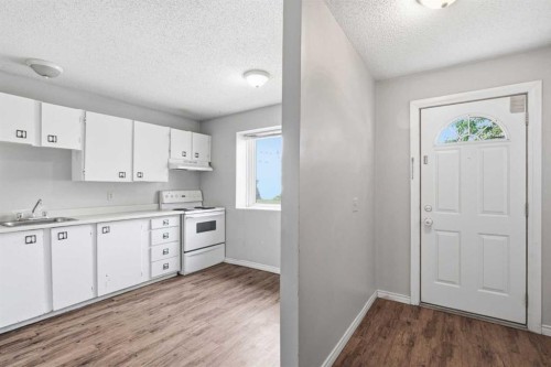20 Georgian Villas Ne, Calgary, AB - Indoor Photo Showing Kitchen