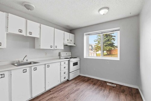 20 Georgian Villas Ne, Calgary, AB - Indoor Photo Showing Kitchen