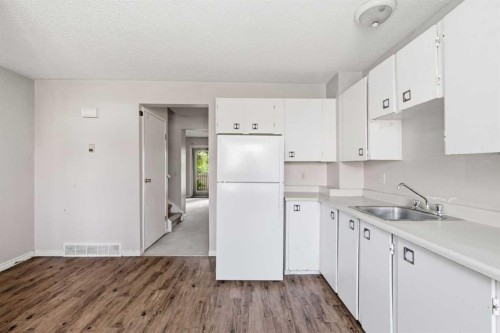 20 Georgian Villas Ne, Calgary, AB - Indoor Photo Showing Kitchen