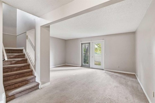 20 Georgian Villas Ne, Calgary, AB - Indoor Photo Showing Other Room