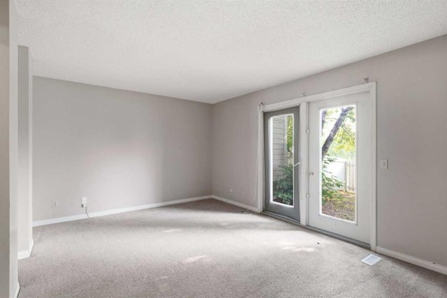 20 Georgian Villas Ne, Calgary, AB - Indoor Photo Showing Other Room