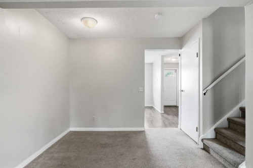 20 Georgian Villas Ne, Calgary, AB - Indoor Photo Showing Other Room