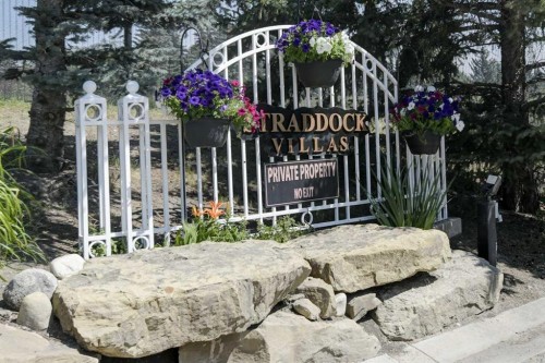 12 Straddock Villas Sw, Calgary, AB - Outdoor