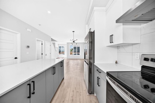 20 Corner Glen Avenue Ne, Calgary, AB - Indoor Photo Showing Kitchen With Upgraded Kitchen