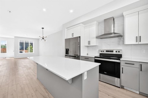20 Corner Glen Avenue Ne, Calgary, AB - Indoor Photo Showing Kitchen With Upgraded Kitchen