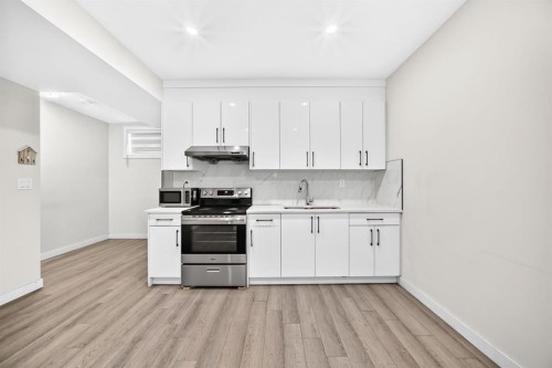 20 Corner Glen Avenue Ne, Calgary, AB - Indoor Photo Showing Kitchen