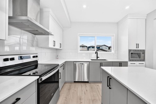 20 Corner Glen Avenue Ne, Calgary, AB - Indoor Photo Showing Kitchen With Upgraded Kitchen