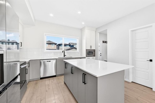 20 Corner Glen Avenue Ne, Calgary, AB - Indoor Photo Showing Kitchen With Upgraded Kitchen