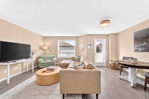 108 Douglas Glen Park Se, Calgary, AB - Indoor Photo Showing Living Room