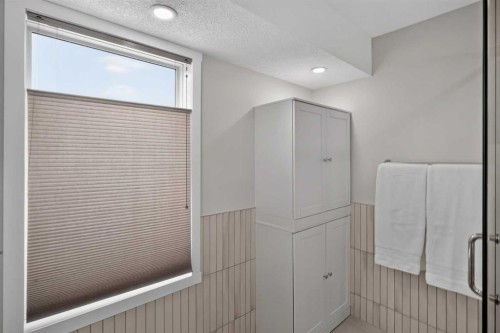105 Riverview Court Se, Calgary, AB - Indoor
