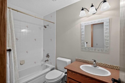 105 Riverview Court Se, Calgary, AB - Indoor Photo Showing Bathroom