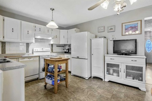 216 B Royal, Diamond Valley, AB - Indoor Photo Showing Kitchen
