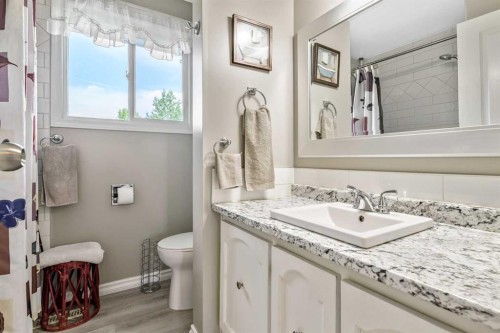 216 B Royal, Diamond Valley, AB - Indoor Photo Showing Bathroom