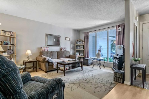 216 B Royal, Diamond Valley, AB - Indoor Photo Showing Living Room