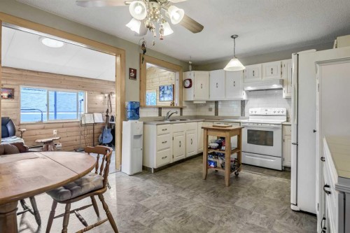 216 B Royal, Diamond Valley, AB - Indoor Photo Showing Kitchen