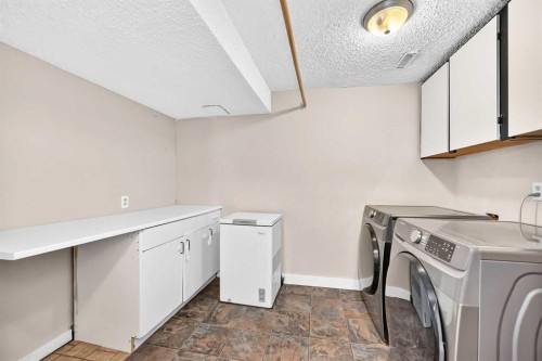 1823 65 Street Ne, Calgary, AB - Indoor Photo Showing Laundry Room