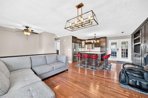 1823 65 Street Ne, Calgary, AB - Indoor Photo Showing Living Room